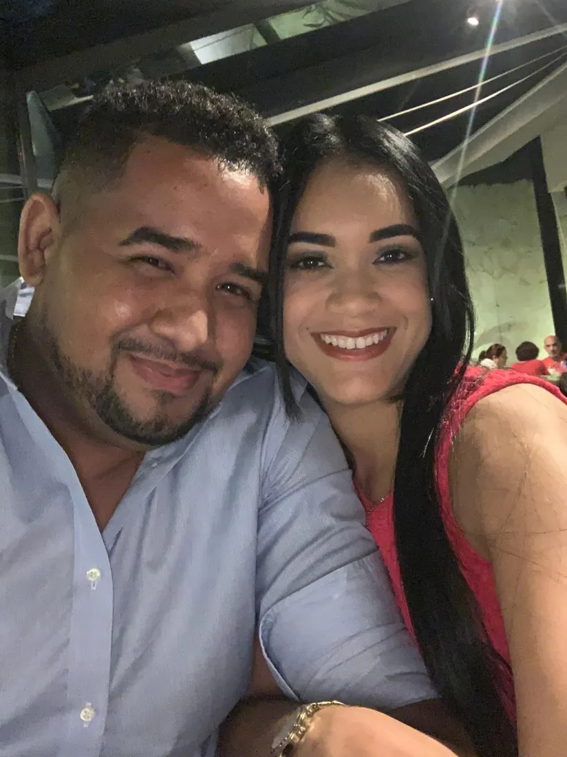 Jhomar y Angie sonriendo en una selfie