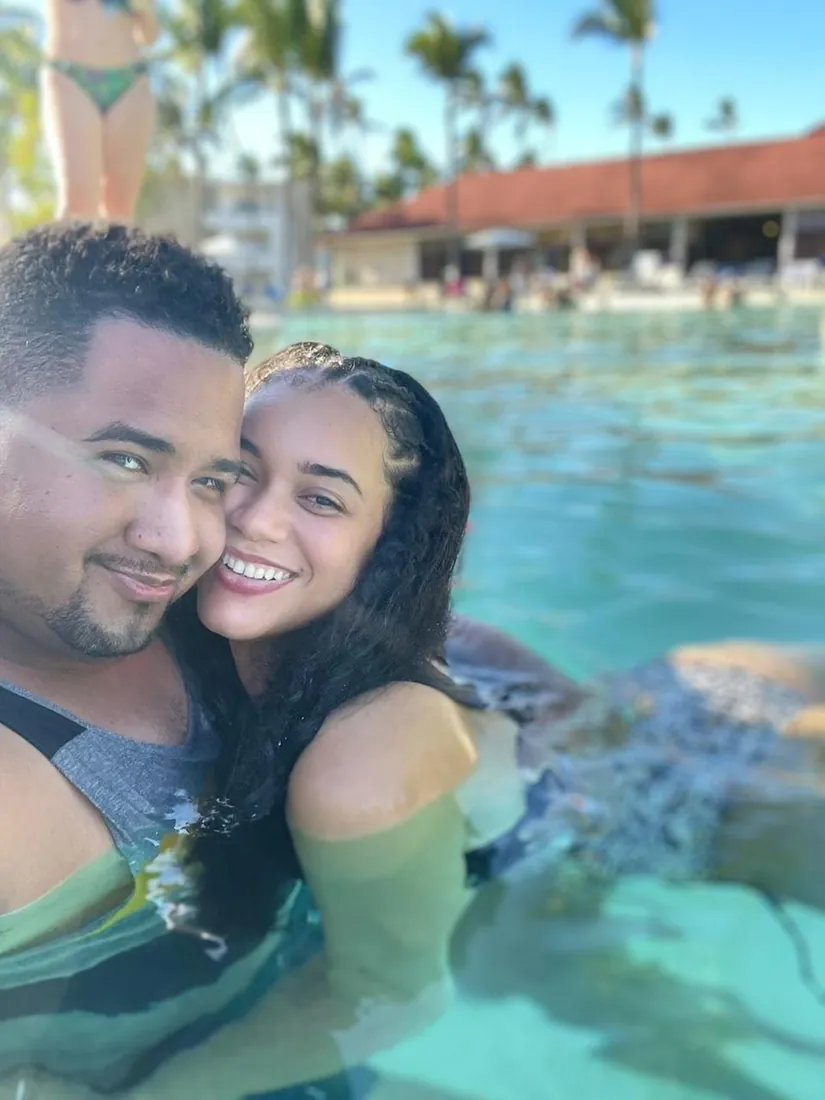 Jhomar y Angie en una piscina