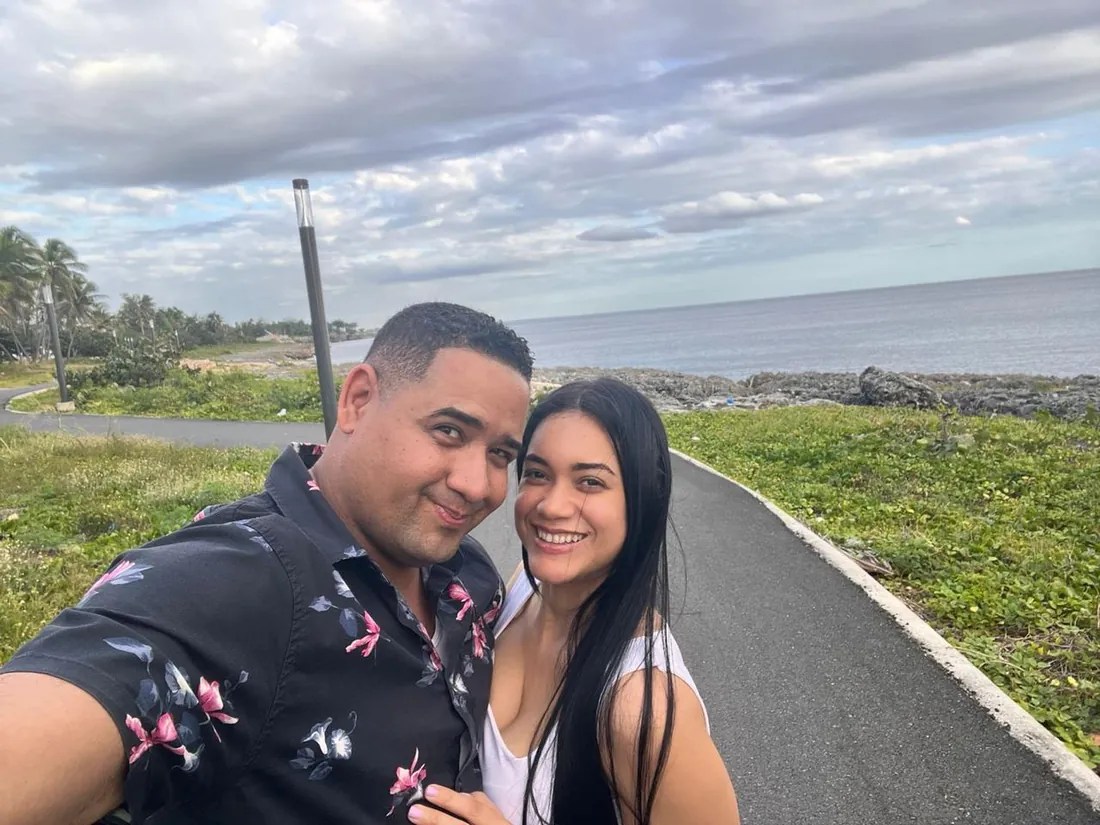 Jhomar y Angie frente al mar