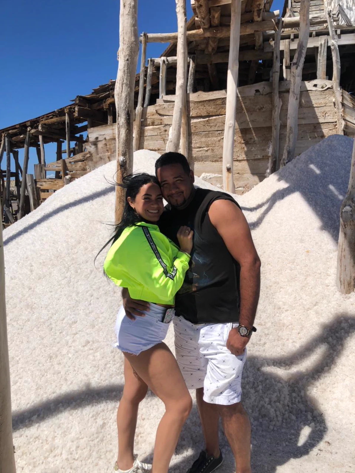 Jhomar y Angie en un beso