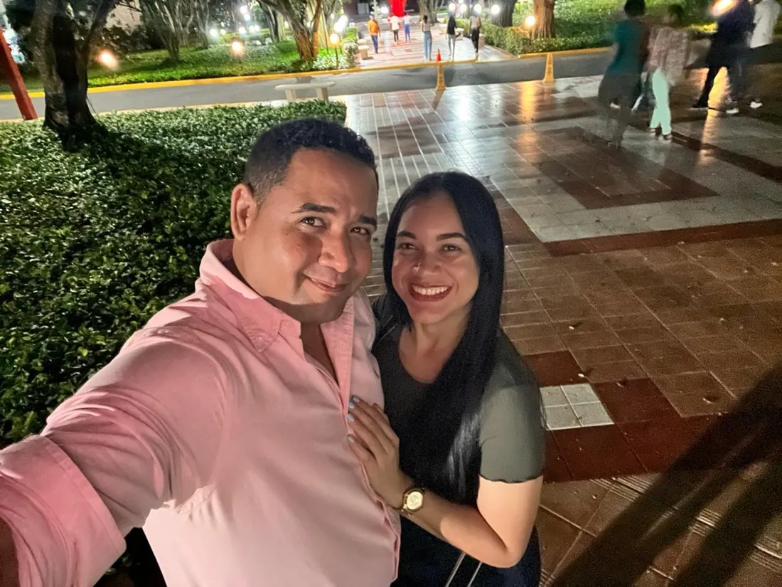 Jhomar y Angie paseando de noche