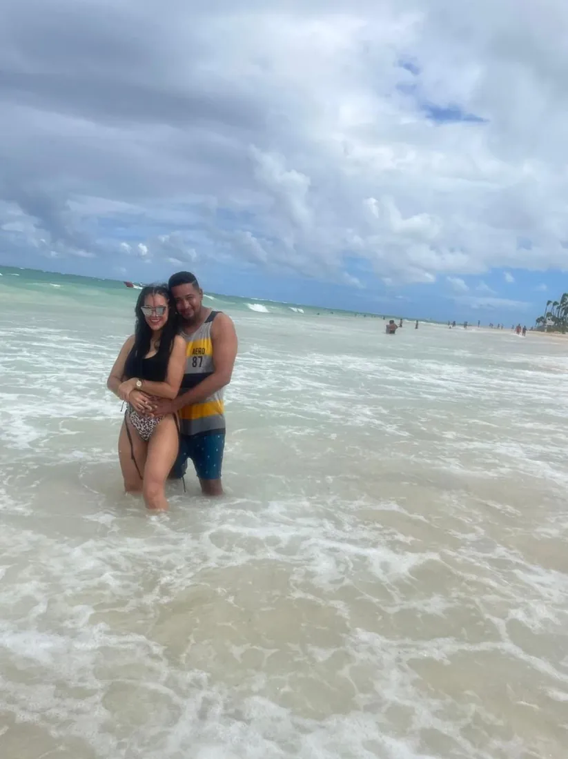 Jhomar y Angie en la playa
