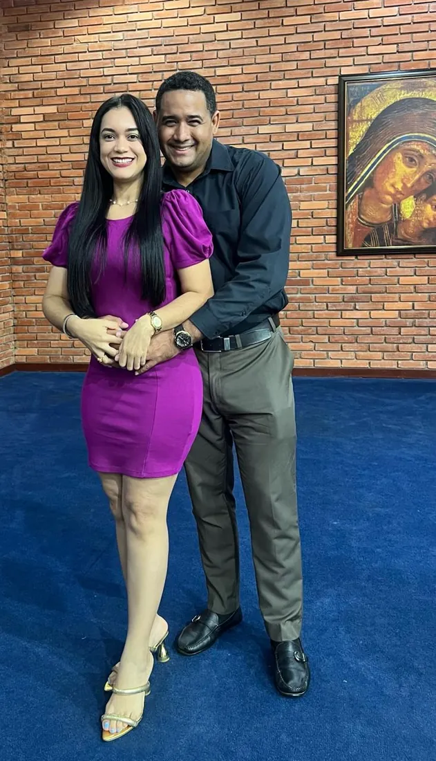 Jhomar y Angie posando juntos