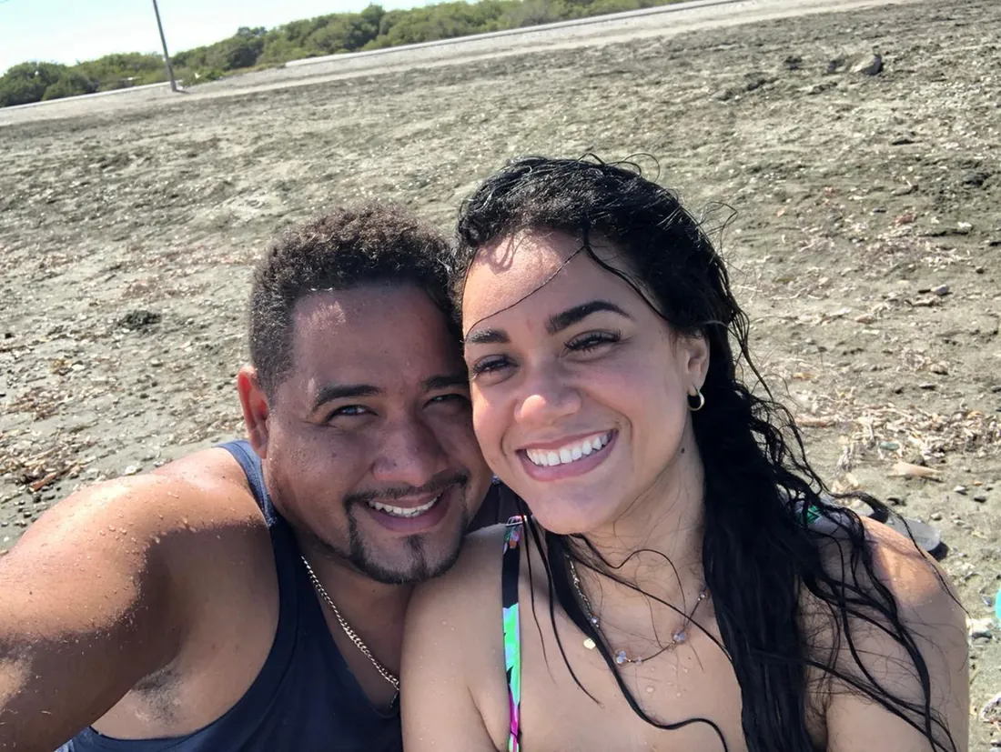 Jhomar y Angie sonriendo en la playa