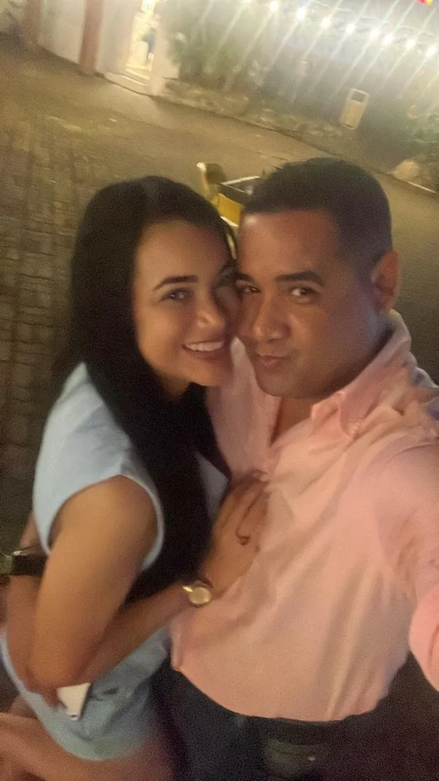 Jhomar y Angie abrazados